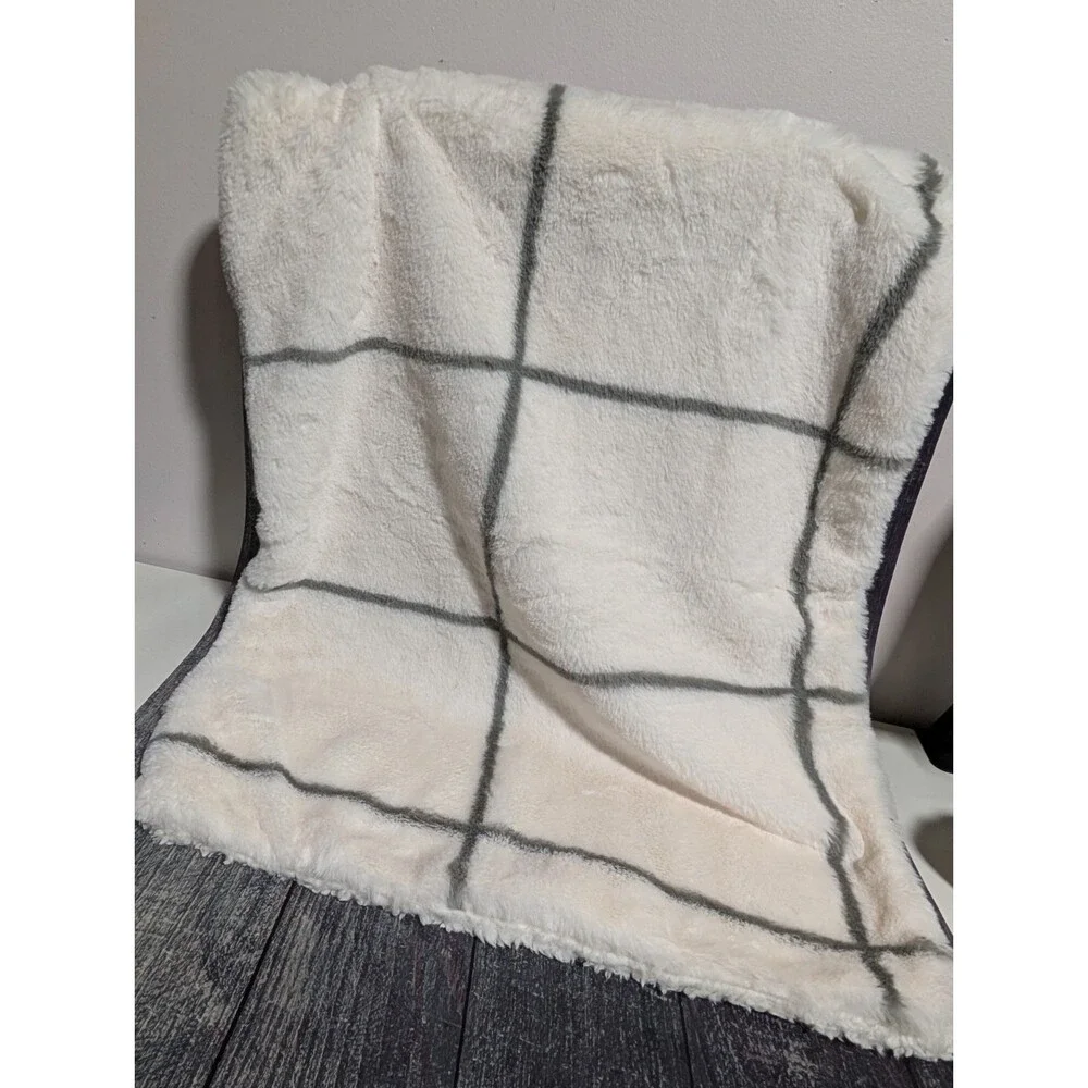 Set Of 2 UGG Koolaburra Gray White Plaid Pillow Cases Faux Shearling Zip 27